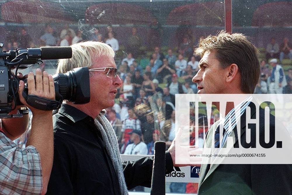 Trainer Klaus Augenthaler (re., Nürnberg) im Interview mit SAT1-Reporter Ulli Köhler (Deutschland) Fußball 1. BL Herren Saison 2002 2003, 1. FC Nürnberg, Vneg Gruppe Frankenstadion Nürnberg
