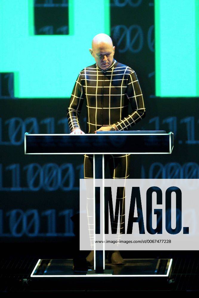 KRAFTWERK. Henning Schmitz ( KRAFTWERK ) während eines Konzertes im Rahmen ihrer 3 D Tour am 07.12.2015 im 3fach ausverkauften Haus Auensee Leipzig.