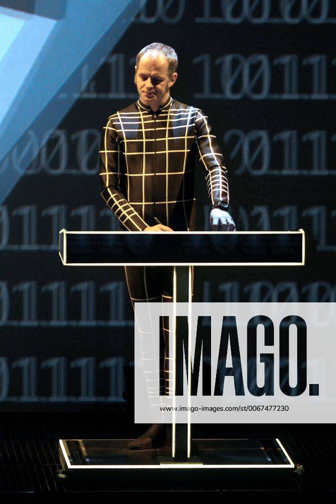 KRAFTWERK. Falk Grieffenhagen ( KRAFTWERK ) während eines Konzertes im Rahmen ihrer 3 D Tour am 07.12.2015 im 3fach ausverkauften Haus Auensee Leipzig.
