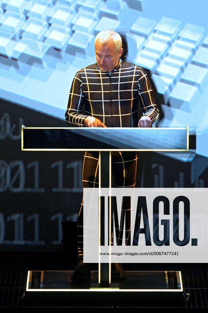 KRAFTWERK. Fritz Hilpert ( KRAFTWERK ) während eines Konzertes im Rahmen ihrer 3 D Tour am 07.12.2015 im 3fach ausverkauften Haus Auensee Leipzig.