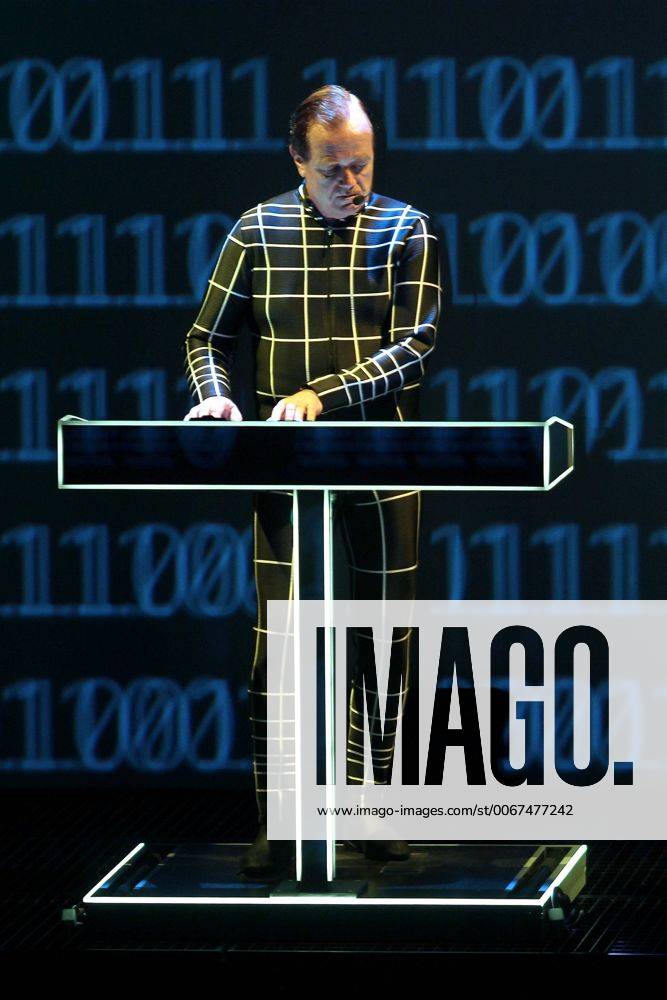KRAFTWERK. Ralf Hütter ( KRAFTWERK ) während eines Konzertes im Rahmen ihrer 3 D Tour am 07.12.2015 im 3fach ausverkauften Haus Auensee Leipzig.