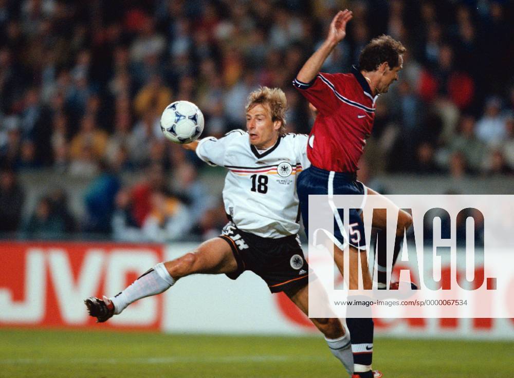 Jürgen Klinsmann stoppt den Ball mit der Brust und schießt am desorientierten Tom Dooley (USA) vorbei das 2:0 Fußball WM Herren Weltmeisterschaft 1998, Vorrunde, Gruppe F, Nationalmannschaft Deutschland - USA 2:0 Gruppe Prinzenpark-Stadion Paris Dynamik, Konzentration,