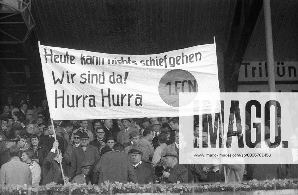 Nürnberger Fans feuern beim Auswärtsspiel in München mit einem Plakat an: Heute kann nichts schiefgehen. Wir sind da! Hurra Hurra Fußball 1. BL Herren Saison 1967 1968, 1. FC Nürnberg Totale München