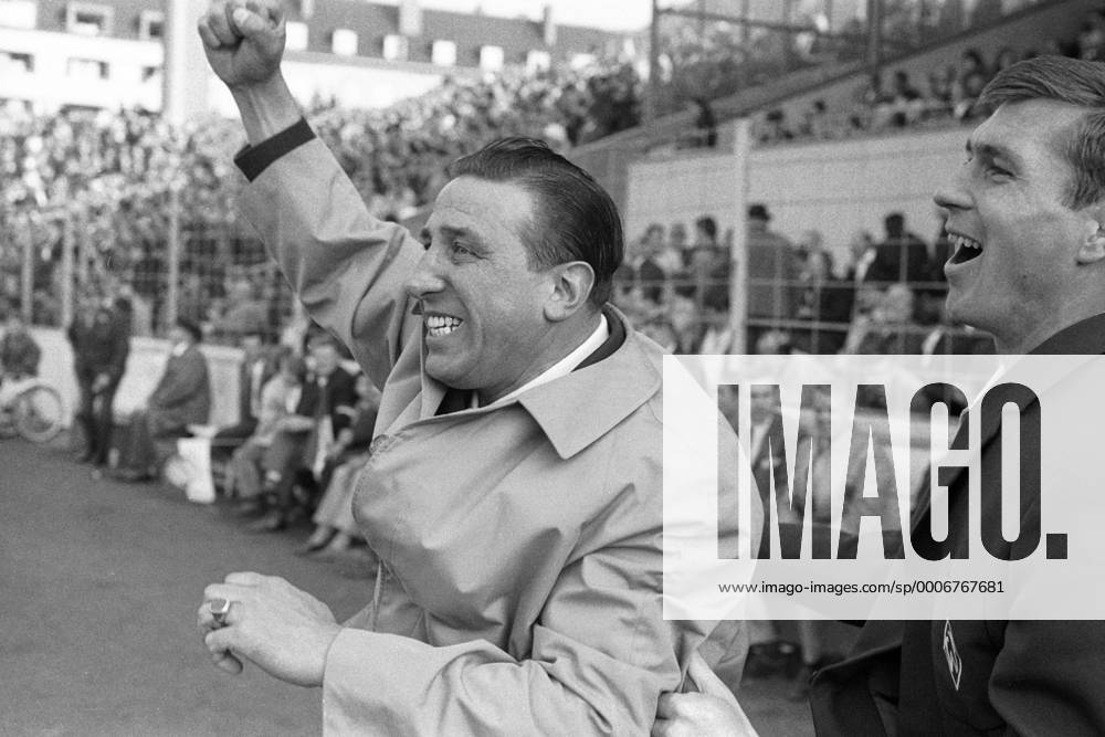 Trainer Fritz Langner (Bremen, li.) - Torjubel Fußball 1. BL Herren Saison 1967 1968, FC Bayern München - SV Werder Bremen 2:3 Gruppe München Freude, Begeisterung,