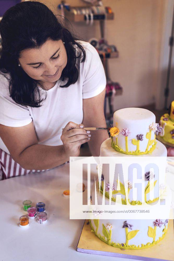 Confectioner decorating children s birthday cake EHF000330