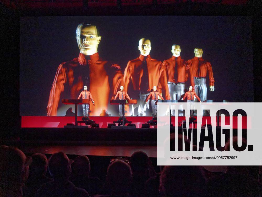 Deutschland, Stuttgart, 30.11.2015: Kraftwerk ist eine deutsche Band aus Düsseldorf, die 1970 von Ralf Huetter und Florian Schneider gegruendet wurde. Kraftwerk ist vor allem durch Pionierarbeit auf dem Gebiet des Elektropop bekannt geworden. Hier bei einem Konzert in der Liederhalle Stuttgart.