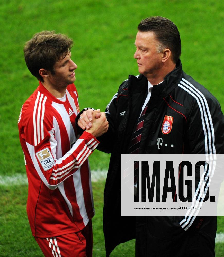 Muenchen, Allianz Arena: Fussball 1. Bundesliga, 10. Spieltag: FC Bayern Muenchen - SC Freiburg: Muenchens Trainer Louis van Gaal dankt Thomas Müller bei dessen Auswechslung.
