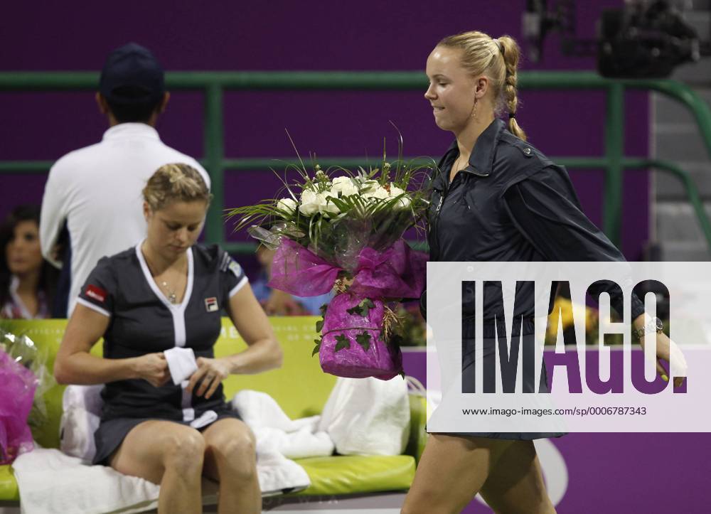 WTA Championships 2010 in Doha Qatar , internationales WTA TennisTurnier, WM, Damen Tennis, Finale,Endspiel: Caroline Wozniacki (DÄNEMARK) mit Blumenstrauss geht an Siegerin Kim Clijsters (BEL) vorbei, Weltmeister