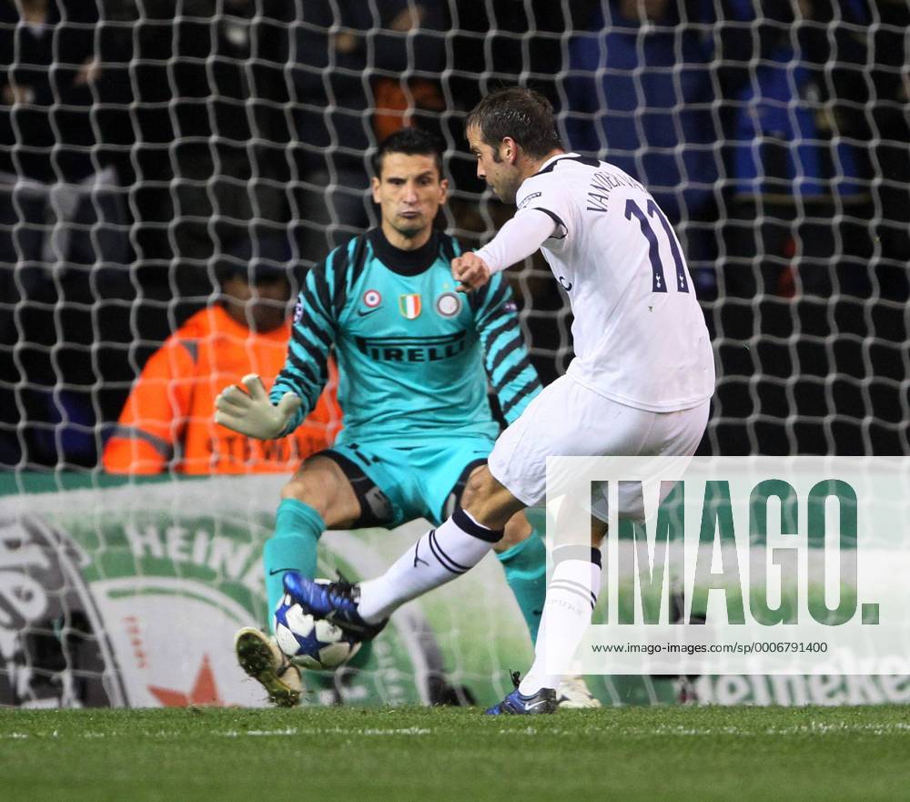 Tottenhams Rafael Van Der Vaart scoring his sides opening goal against Inters goalkeeper Luca Castellazzi - Tottenham Hotspur vs. Inter Mailand . o0 Tor