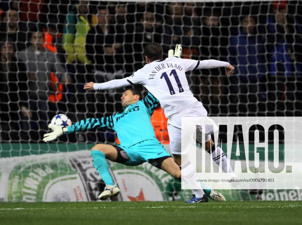 Tottenhams Rafael Van Der Vaart scoring his sides opening goal against Inters goalkeeper Luca Castellazzi - Tottenham Hotspur vs. Inter Mailand . o0 Tor