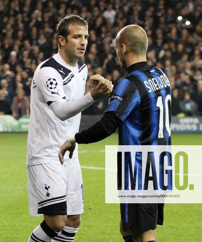 Tottenhams Rafael Van Der Vaart (L) shakes hands with Inters Milans Wesley Sneijder - Tottenham Hotspur vs. Inter Mailand .