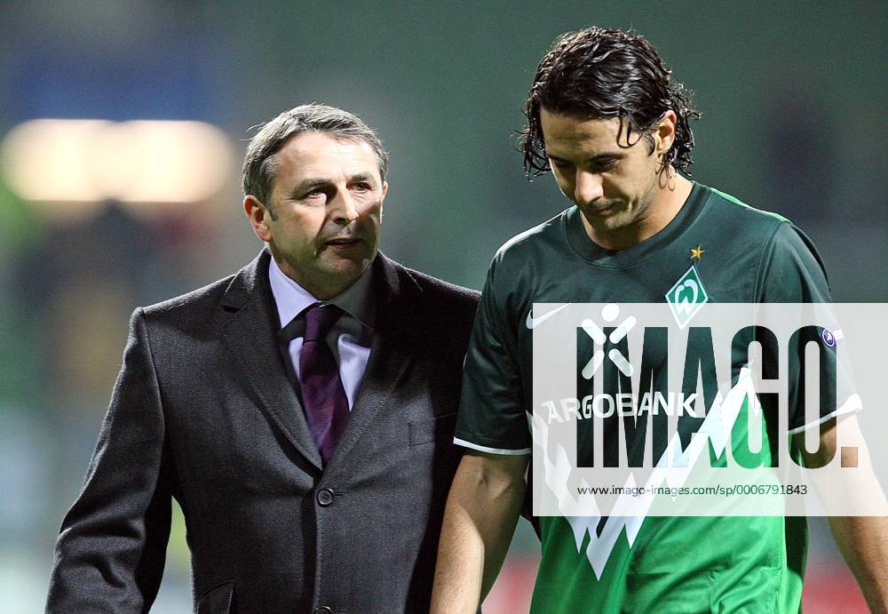 Fußball Champions League , Gruppe A , SV Werder Bremen - FC Twente Enschede, im Weserstadion. enttäuschte Bremer , v.l. Geschäftsführer Klaus Allofs (Werder Bremen) , Claudio Pizarro (Werder Bremen)