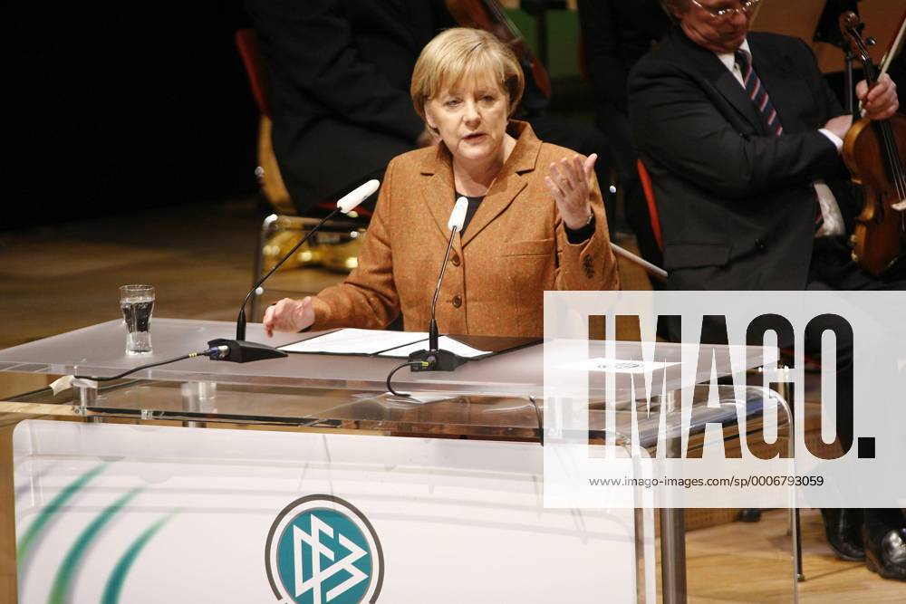 Bundeskanzlerin Angela MERKEL (CDU) bei ihrer Rede, 40. Ordentlicher DFB-Bundestag am 21.10.2010.