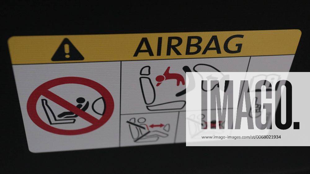 Wuppertal Airbag Warnschild an einer Sonnenblende in einem Auto, 29.12..2015,