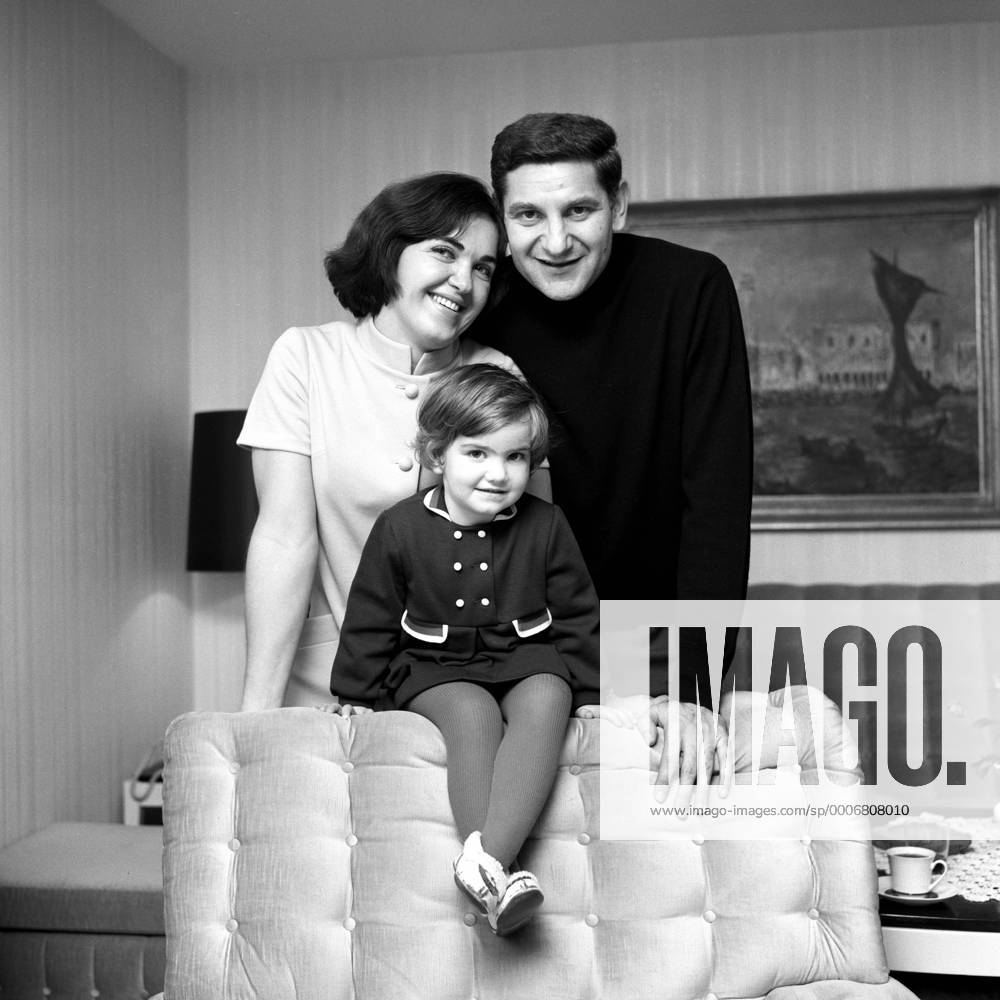 Torwart Petar Radi Radenkovic (TSV 1860 München) mit Frau Olga und Tochter Naols Fußball 1. BL Herren Saison 1968 1969, Fotoshooting, Fotostory, Homestory, privat, Gruppe München Freude,