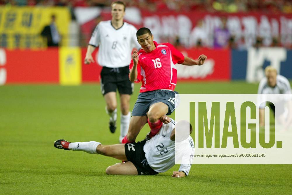 Torsten Frings (am Boden, Deutschland) gegen Cha Du-Ri (Südkorea) Fußball WM Herren Weltmeisterschaft 2002, Länderspiel, Halbfinale, Nationalmannschaft, Nationalteam, Nationaltrikot Gruppe WorldCupStadium Seoul Dynamik, Kampf,