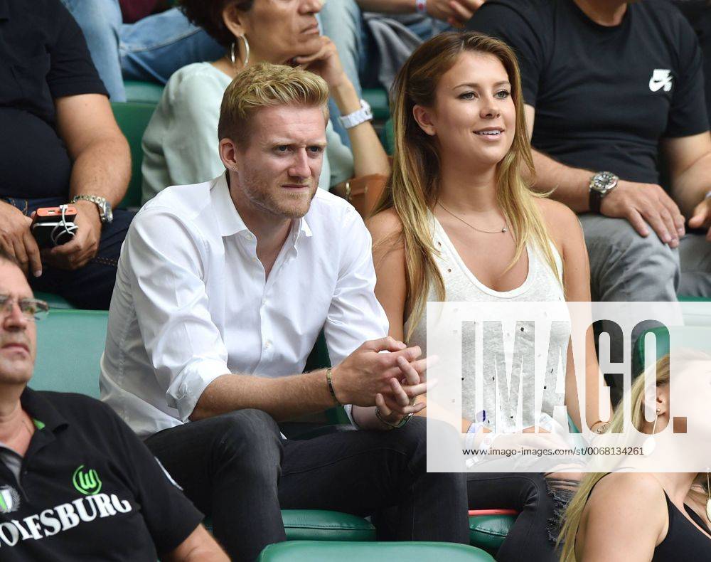 Fussball, Saison 2015 2016, 1. Bundesliga, 1. Spieltag, VfL Wolfsburg - Eintracht Frankfurt, Andre Schürrle, Andre Schuerrle (VfL Wolfsburg) auf der Tribüne mit seiner Freundin Montana Yorke 16 08 2015 Football Season 2015 2016 1 Bundesliga 1 Matchday VfL Wolfsburg Eintracht Frankfurt André Schürrle André Schuerrle VfL Wolfsburg on the Grandstand with his Girlfriend Montana Yorke