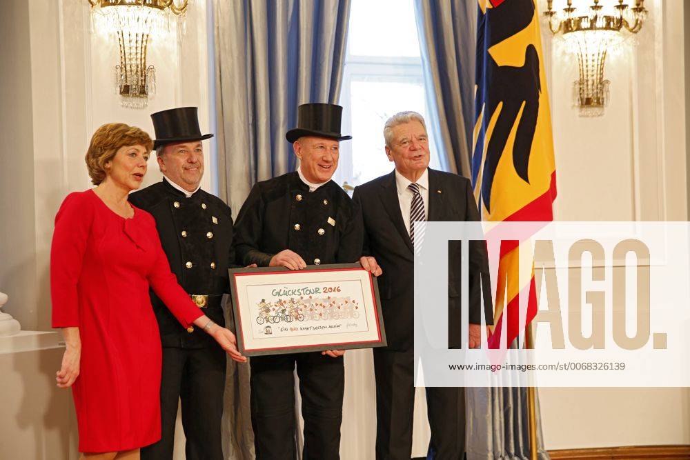 Berlin, Deutschland, GER, Neujahrsempfang im Schloss Bellevue. Bundespräsidialamt Foto: v.l.n.r: Daniela Schadt, Herr Klein, Herr Heibrok, Bundespräsident Joachim Gauck. Herr Heinbrok und Herr Klein sind Schornsteinfeger und Organisatoren der Glückstour der Schornsteinfeger . Mit ihrer Aktion haben sie bereits 1,5 Millionen Euro für krebskranke Kinder gesammelt.