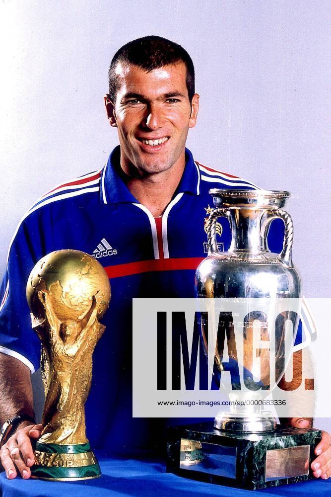Zinedine Zidane (Frankreich) mit dem Weltmeisterpokal (li.) und der Europameistertrophäe Fußball Herren Shooting 2000, Fotoshooting, Fototermin, Nationalmannschaft, Nationalteam, Nationaltrikot Einzelbild
