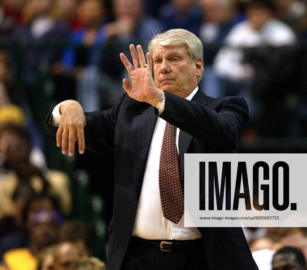Head-Coach Don Nelson (Dallas) gibt Anweisungen Basketball Herren NBA 2002 2003, Dallas Mavericks Einzelbild AmericanAirlinesArena Dallas