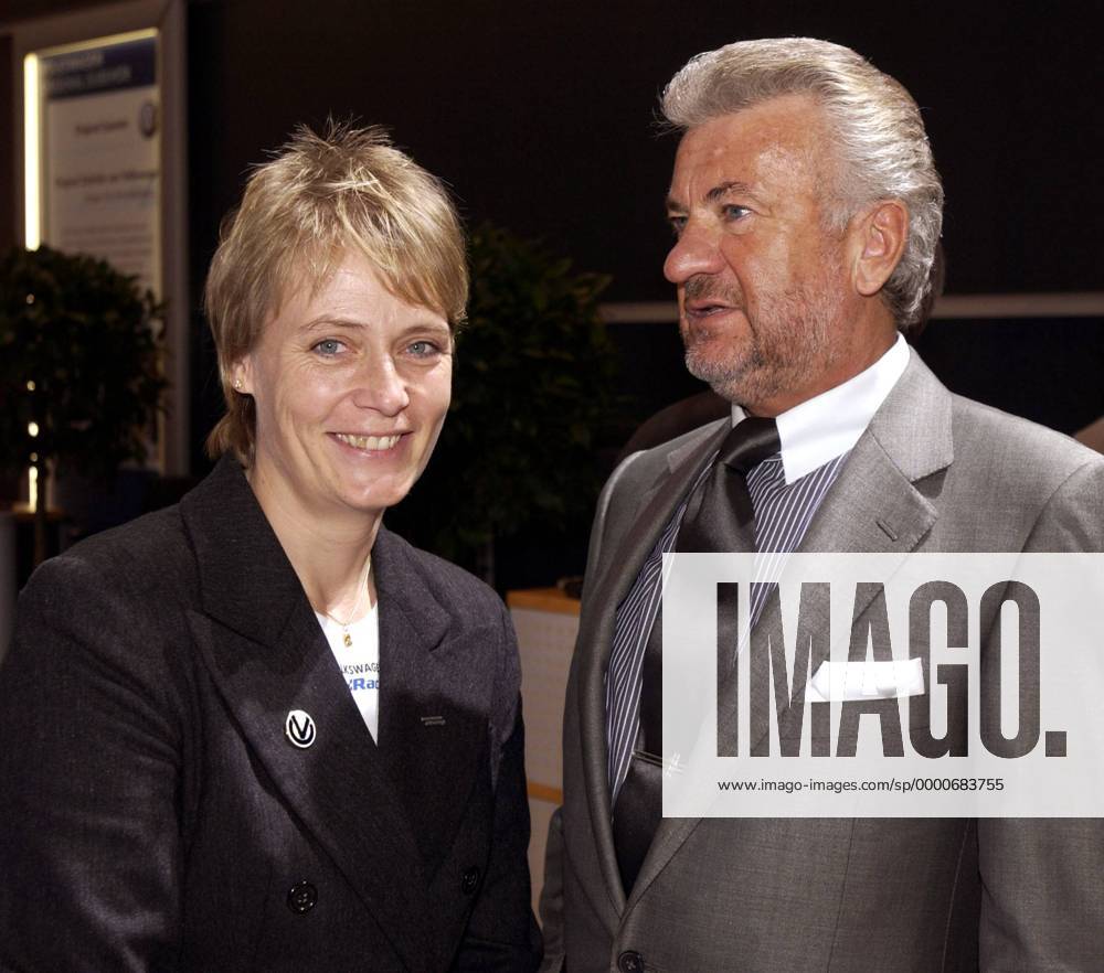 Jutta Kleinschmidt (VW) und ihr Manager Willi Weber (beide Deutschland) Motorsport Damen Motor-Show Essen 2002, Motorshow, Messe, Automesse, Ausstellung, Präsentation, Vorstellung, Vdig Gruppe Show-Center Essen