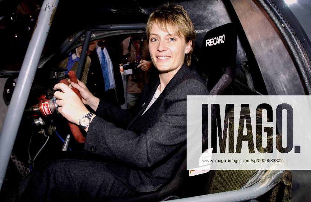Jutta Kleinschmidt (Deutschland VW) im Cockpit des neuen Volkswagen-Buggy Tarek Motorsport Damen Motor-Show Essen 2002, Motorshow, Messe, Automesse, Ausstellung, Präsentation, Vorstellung, Vdig Einzelbild Show-Center Essen