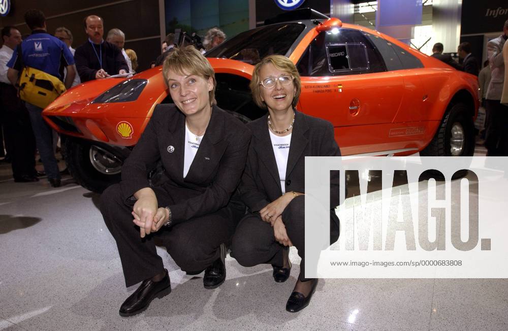 Jutta Kleinschmidt (li., Deutschland) und Beifahrerin Fabrizia Pons (Italien beide VW) präsentieren den neuen Volkswagen-Buggy Tarek Motorsport Damen Motor-Show Essen 2002, Motorshow, Messe, Automesse, Ausstellung, Präsentation, Vorstellung, Vdig Gruppe Show-Center Essen Freude,