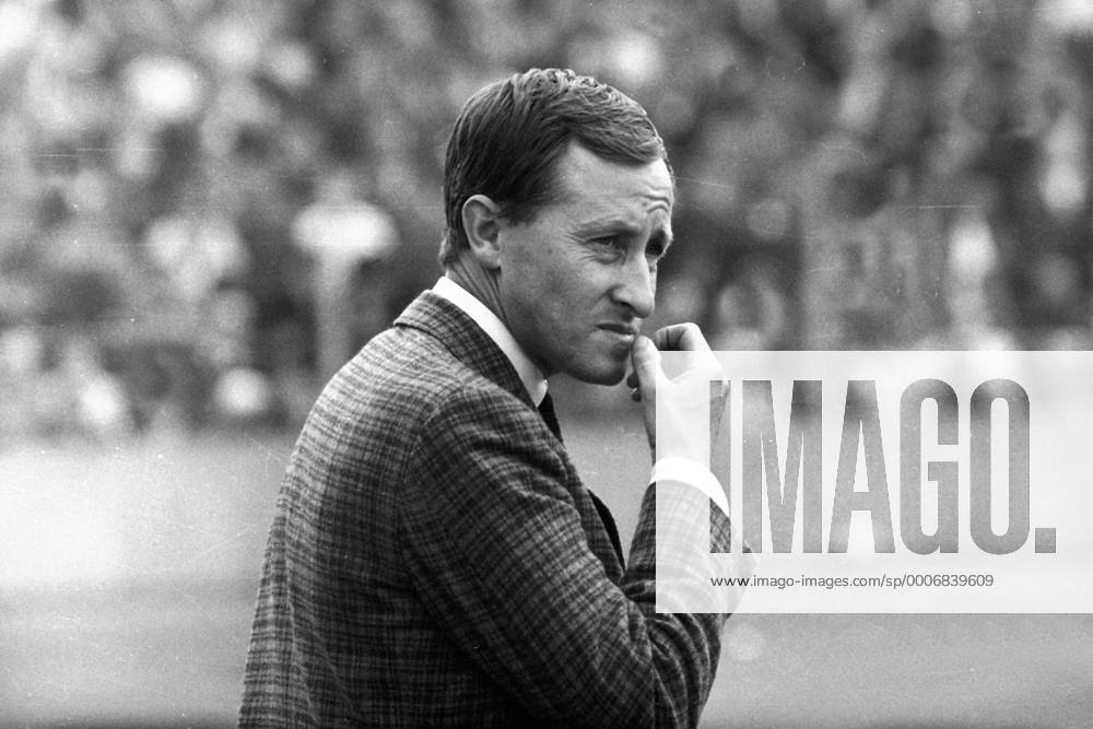 Trainer Rudi Gutendorf (Stuttgart) Fußball 1. BL Herren Saison 1965 1966, TSV 1860 München - VfB Stuttgart 0:0 Einzelbild München Skepsis, Nachdenklichkeit,