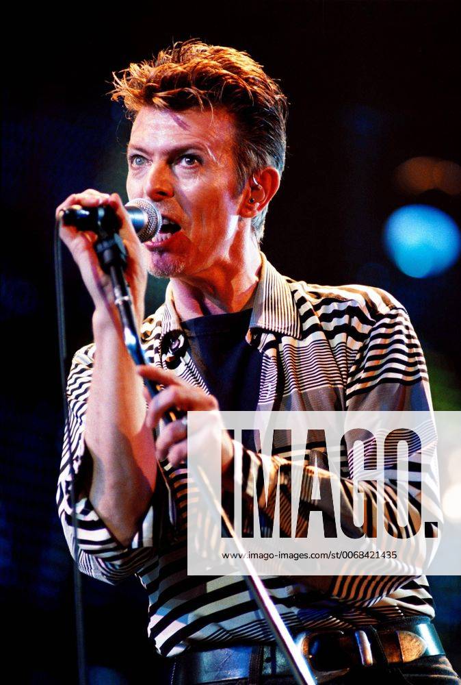 DAVID BOWIE IN CONCERT AT THE BIRMINGHAM NEC ARENA. 14 DECEMBER 1995. PICTURES: DAVID BOWIE IN CONCERT AT THE BIRMINGHAM NEC ARENA N -