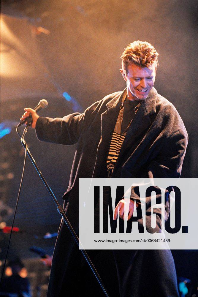 DAVID BOWIE IN CONCERT AT THE BIRMINGHAM NEC ARENA. 14 DECEMBER 1995. PICTURES: DAVID BOWIE IN CONCERT AT THE BIRMINGHAM NEC ARENA N -