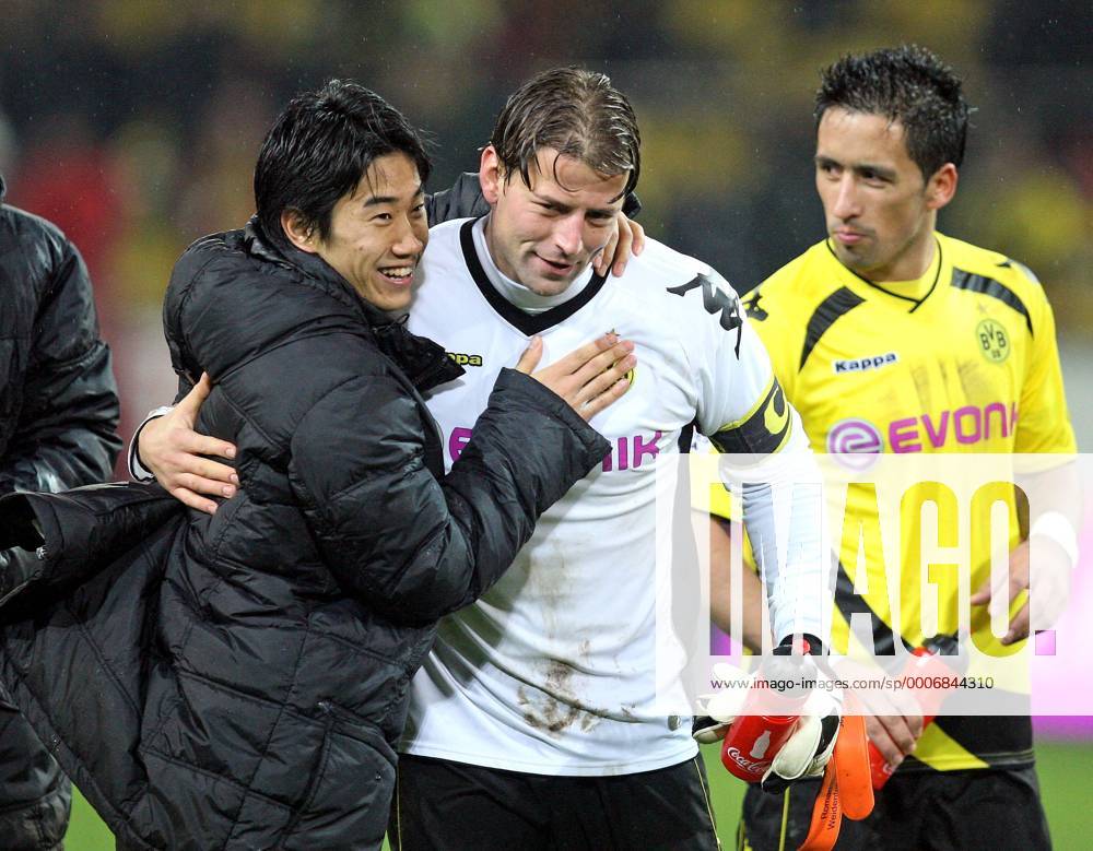 FUSSBALL 1. BUNDESLIGA SAISON 2010 2010, Borussia Dortmund (BVB) - Hamburger SV (HSV), Schlußjubel BVB , v.li. Shinji Kagawa (Borussia Dortmund), Torwart Roman Weidenfeller (Borussia Dortmund), Lucas Barrios (Dortmund) o0 Jubel, Freude