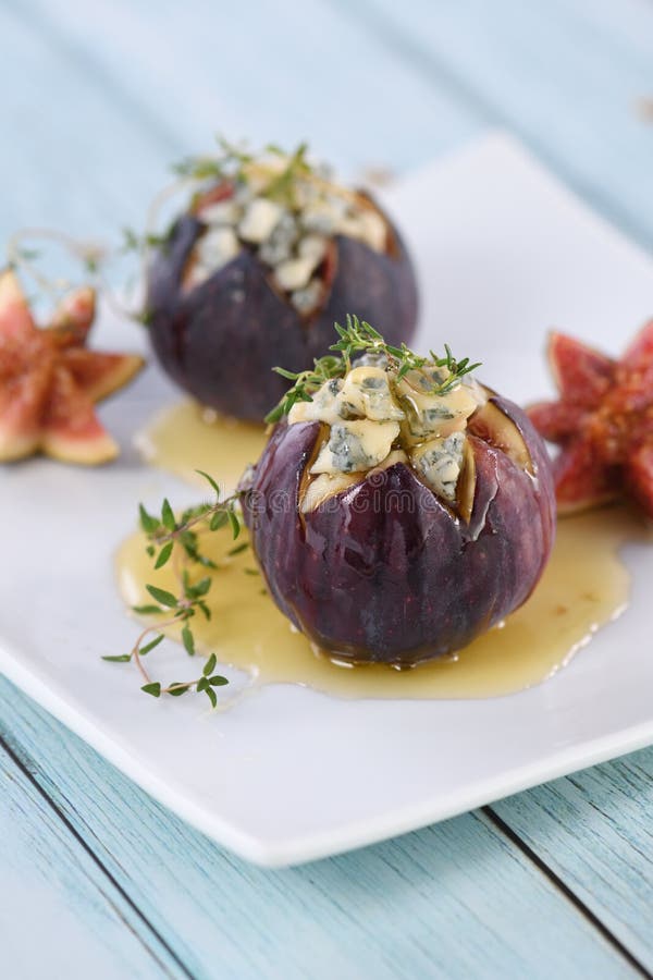 Figs stuffed with blue cheese, Figs stuffed with blue cheese and thyme, seasoned with honey