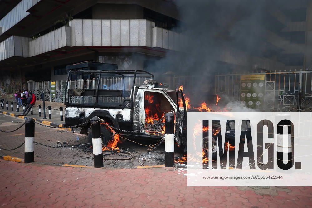 Kenia, schwere Ausschreitungen in Nairobi June 21, 2024, Nairobi, Nairobi, Kenya: 25th June 2024 A police vehicle burns outside General Post Office, Nairobi during demonstrations opposing the Finance Bill 2024. The bill seeks to raise government revenue through introducing new taxes and amending the Public Finance Management Act, 2012. Nairobi Kenya - ZUMAw219 20240621_zip_w219_025