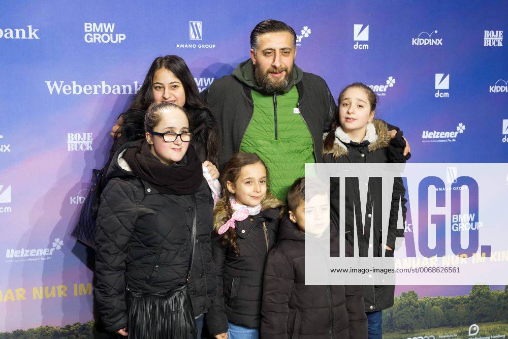 Kida Khodr Ramadan mit Kindern - Premiere BIBI & TINA - MAEDCHEN GEGEN JUNGS im Kino der Kulturbrauerei in Berlin am 16.01.2016 Premiere BIBI & TINA - Maedchen gegen Jungs