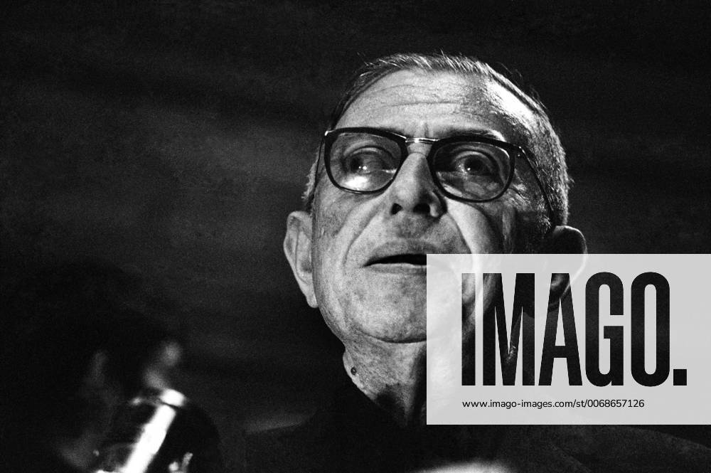 Jean-Paul SARTRE at la Sorbonne - 1968 - France Ile-de-France (region) Paris - Jean-Paul SARTRE at la Sorbonne - MAI 1968 protest; - Jean-Paul SARTRE at la Sorbonne university ; - Credit : ; - - ACHTUNG: credit-Nennung imago Philippe Gras ist absolut notwendig PhilippexGrasx Pictorium LePictorium_0017852