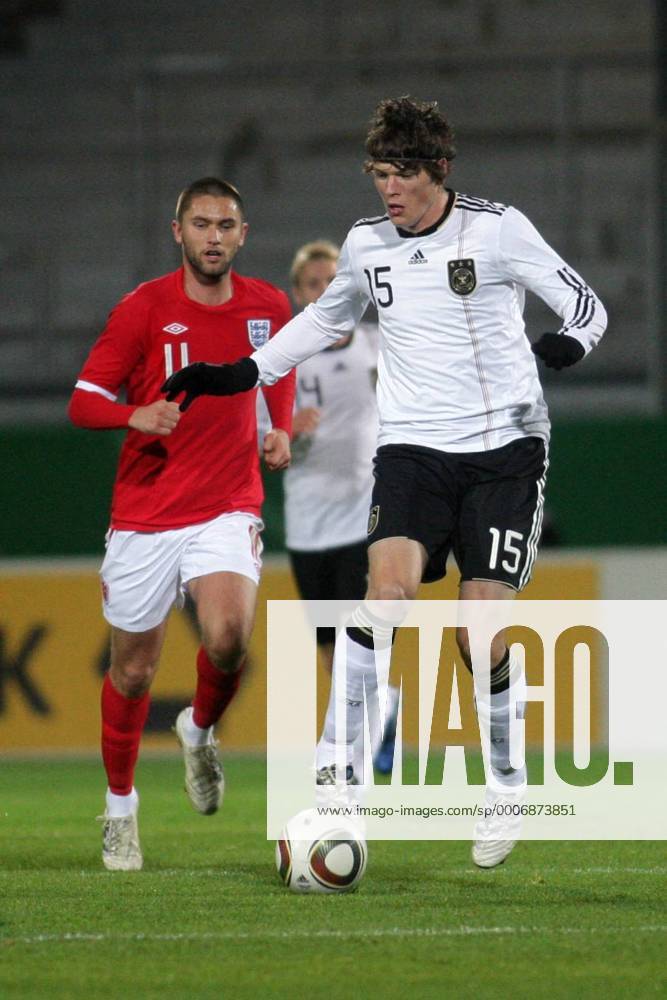U 21-Länderspiel Deutschland - England. Daniel Ginczek (Deutschland), Henri Lansbury (England, hinten).