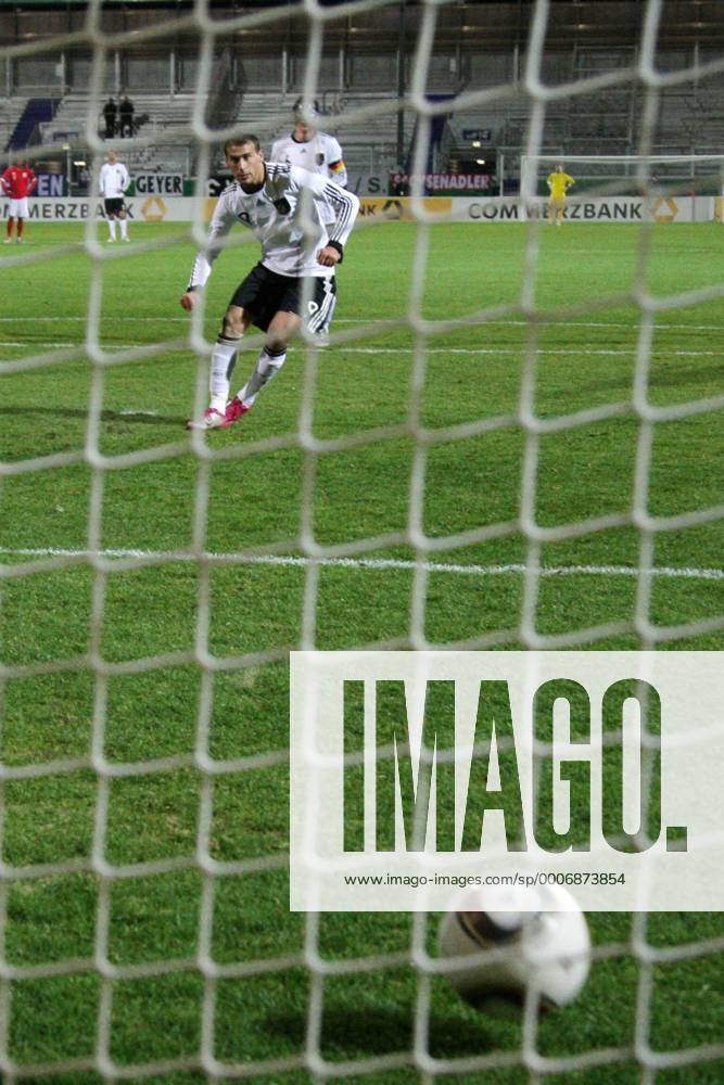 U 21-Länderspiel Deutschland - England. Cenk Tosun (Deutschland) verwandelt Elfmeter zum 2:0. o0 Tor, Treffer, Gegentor Hintertor, Hintertorkamera, Hintertorperspektive