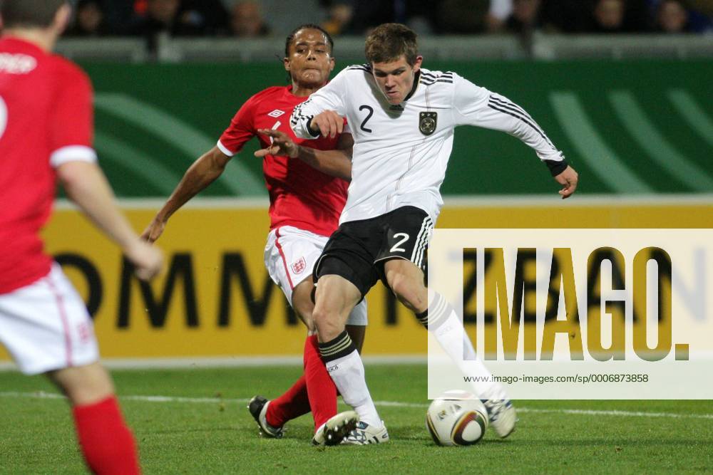 U 21-Länderspiel Deutschland - England. Sebastian Jung (Deutschland), Michael Mancienne (England, hinten).