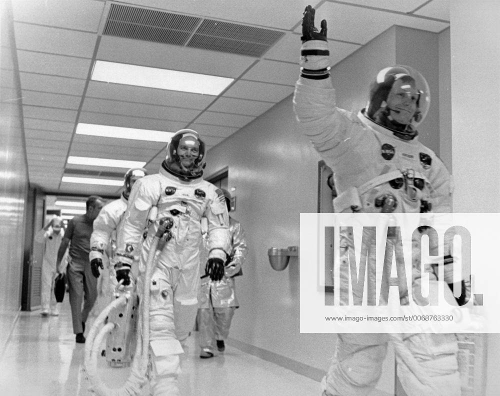 Aug. 26, 2012 - USA Capr Canaveral -- 16 Jul 1969 -- Apollo 11 Commander Neil Armstrong walks to the Saturn V rocket at Cape Canaveral with Michael Collins (centre) and Edwin Buzz Aldrin shortly before the historic launch of the Apollo 11 mission - in which he was the first man on the Moon -- Picture by Lightroom Photos NASA - ZUMAz03_