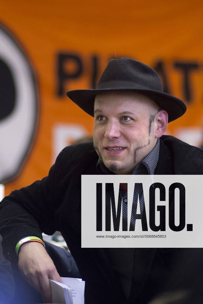 Piratenpartei Berlin, Bruno Kramm Deutschland, Germany, Berlin, 23.01.2016 Bruno Kramm, Spitzenkandidat fuer die Abgeordnetenwahlen und Vorsitzender Piratenpartei Berlin, auf der Landesmitgliederversammlung der Partei Die Piraten in Berlin. Der Landesverband der Piratenpartei Berlin bestimmt auf ihrem Parteitag den Spitzenkandidaten und Kandidaten fuer die Abgeordnetenwahlen in Berlin. Bruno Kramm, leader of the Piratenpartei Berlin (right), at a party congress iof the party Die Piraten, Piratenpartei, in Berlin