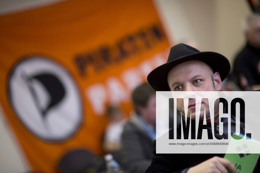 Piratenpartei Berlin, Bruno Kramm Deutschland, Germany, Berlin, 23.01.2016 Bruno Kramm, Spitzenkandidat fuer die Abgeordnetenwahlen und Vorsitzender Piratenpartei Berlin, auf der Landesmitgliederversammlung der Partei Die Piraten in Berlin. Der Landesverband der Piratenpartei Berlin bestimmt auf ihrem Parteitag den Spitzenkandidaten und Kandidaten fuer die Abgeordnetenwahlen in Berlin. Bruno Kramm, leader of the Piratenpartei Berlin (right), at a party congress iof the party Die Piraten, Piratenpartei, in Berlin