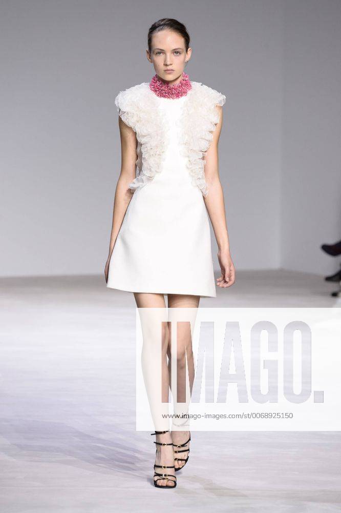 Marineau Starface 2016-01-25 Paris France Paris Fashion week. Defilé Haute Couture Printemps été 2016 VALLI. Giambattista Valli, spring-summer 2016 Paris, France Editorial use only _sans_perso