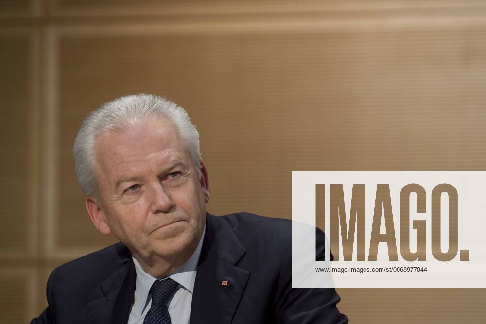 Ruediger Grube, Deutsche Bahn AG DEU, Deutschland, Germany, Berlin, 25.01.2016 Ruediger Grube, Vorsitzender des Vorstandes der Deutschen Bahn AG, anlaesslich der Konferenz der SPD zum Thema Bildung Chancen Zukunft Gerechte Bildungspolitik fuer alle in Deutschland im Willy-Brandt-Haus, der Parteizentrale der SPD, in Berlin. Ruediger Grube, ceo of the German railway company DB Deutsche Bahn, during a conference of the SPD on Education inside the headquarters of Germany s Social Democratic Party SPD in Berlin.