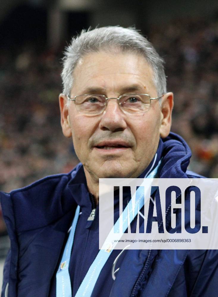 Spiel der Legenden in Leipzig - DDR gegen BRD - 20 Jahre nach der Wiedervereinigung der Fussballverbände Ost und West treffen zehn Fussballweltmeister von 1990 und ein Team von DDR Legenden aufeinander - Co Trainer Eberhard Vogel (DDR)