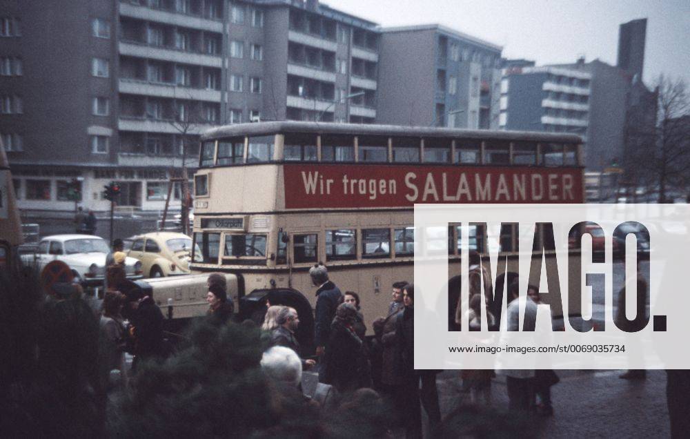 BVG GER, ca. 1974, Berlin, Nahverkehr, Bus mit Werbung von salamander