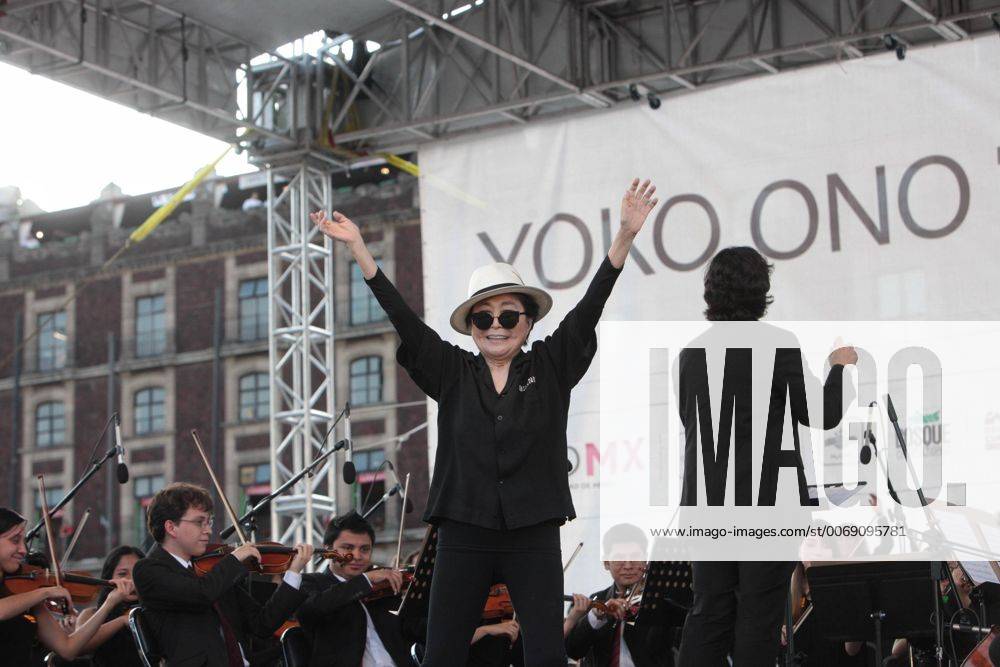 Japanese artist Yoko Ono (C) dances during the opening of the installation The tree of wishes at the main square of Mexico city, Mexico, 02 February 2016. EFE Sashenka Gutierrez OPENING OF THE THREE OF WISHES IN MEXICO !ACHTUNG: NUR REDAKTIONELLE NUTZUNG! MEX01 20160203-635900612362739621