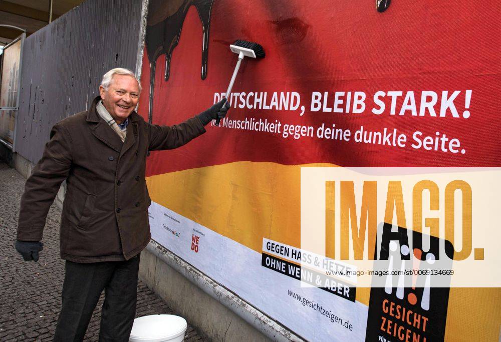 Der Vorstandsvorsitzende des Vereins Gesicht zeigen! , Uwe-Karsten Heye, klebt am Freitag (05.02.16) in Berlin ein Plakat, mit dem der Verein eine bundesweite Kampagne gegen Rechtsextremismus und fuer mehr Mitmenschlichkeit in der Zivilgesellschaft gestartet hat. Die Grossflaechenplakate zeigen den Aufruf Deutschland, bleib stark! Mit Mitmenschlichkeit gegen deine dunkle Seite auf schwarz-rot-goldenem Untergrund. Bis zum 24. Maez werden deutschlandweit etwa 600 Plakate in Ballungsraeumen, Metropolregionen und mittelgrossen Staedten aufgehaengt, wie Heye am Freitag bei der Vorstellung der Kampagne in Berlin sagte. (Siehe epd-Meldung vom 05.02.16) Bundesweite Kampagne gegen Fremdenfeindlichkeit gestartet