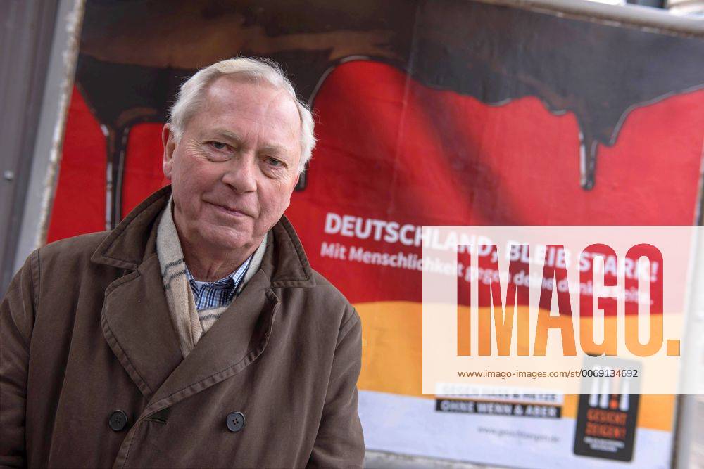 Der Vorstandsvorsitzende des Vereins Gesicht zeigen! , Uwe-Karsten Heye, am Freitag (05.02.16) in Berlin vor einem Plakat, mit dem der Verein eine bundesweite Kampagne gegen Rechtsextremismus und fuer mehr Mitmenschlichkeit in der Zivilgesellschaft gestartet hat. Die Grossflaechenplakate zeigen den Aufruf Deutschland, bleib stark! Mit Mitmenschlichkeit gegen deine dunkle Seite auf schwarz-rot-goldenem Untergrund. Bis zum 24. Maez werden deutschlandweit etwa 600 Plakate in Ballungsraeumen, Metropolregionen und mittelgrossen Staedten aufgehaengt, wie Heye am Freitag bei der Vorstellung der Kampagne in Berlin sagte. (Siehe epd-Meldung vom 05.02.16) Bundesweite Kampagne gegen Fremdenfeindlichkeit gestartet