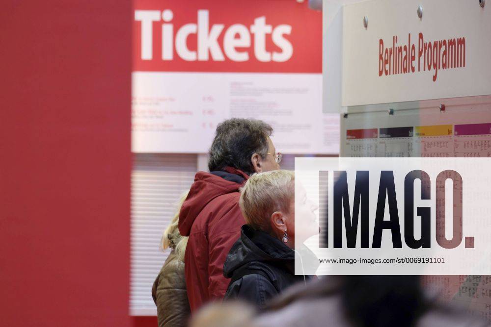Besucher informieren sich über das aktuelle Berlinale-Programm in den Potsdamer Platz Arkaden im Vorfeld der 66. Internationalen Filmfestspiele Berlin snapshot-photography K.M.Krause
