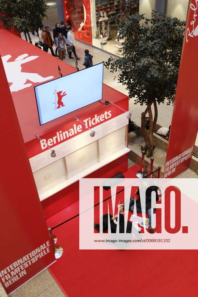 Erste Filmbegeisterte warten bereits vor dem Ticketschaltern in Potsdamer Platz Arkaden im Vorfeld der 66. Internationalen Filmfestspiele Berlin snapshot-photography K.M.Krause